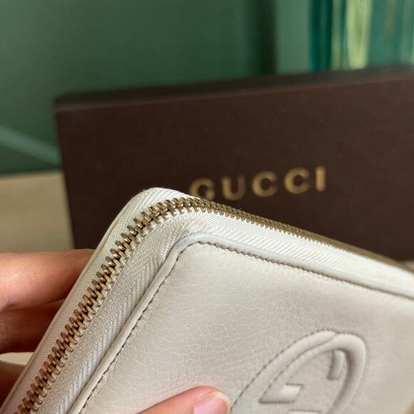 Gucci Pebble Calfskin Soho Zip Around Wallet Camellia White - Picture 8 of 14